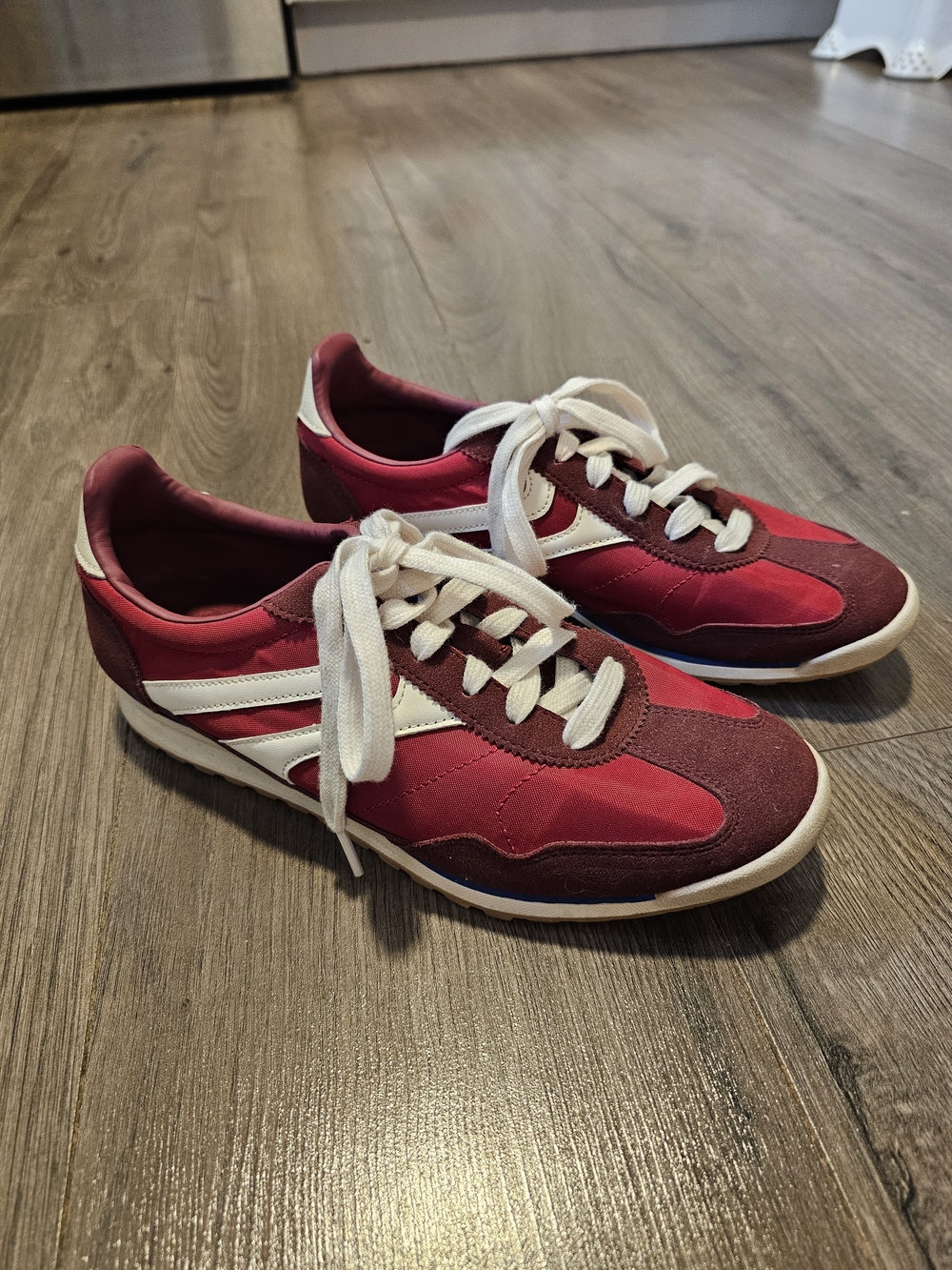 No Boundaries Women's Burgundy and White Retro Runner Sneakers -Size 9.5